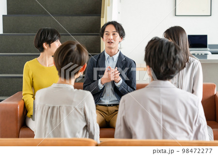 ビジネスシーン　男性　女性 98472277