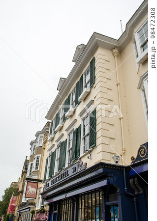 ロンドン郊外のオックスフォードの街並み　歴史的な建物で紫色の入口の本屋さんのショーウィンドウ 98472308