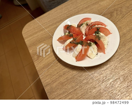 トマトとチーズのカプレーゼ トマトとチーズのカプレーゼ 98472499