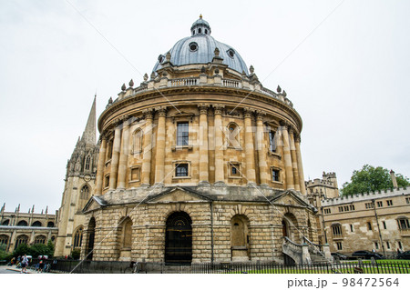 ロンドン郊外のオックスフォードの街並み　薄茶色の石造りの歴史的な建物 98472564