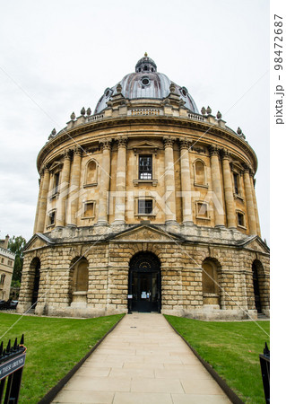 ロンドン郊外のオックスフォードの街並み　薄茶色の石造りの歴史的な建物 98472687