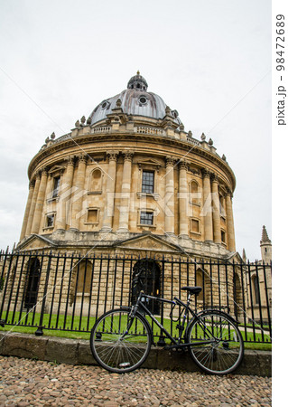 ロンドン郊外のオックスフォードの街並み　薄茶色の石造りの歴史的な建物 98472689