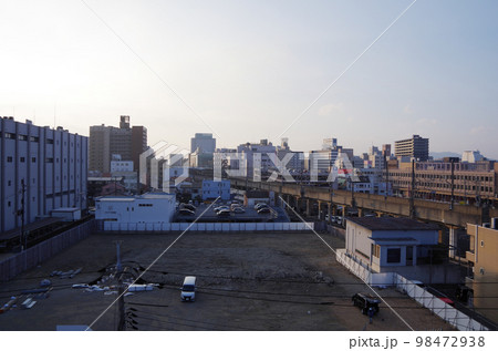 冬の夕方の静かな街並みの風景 98472938