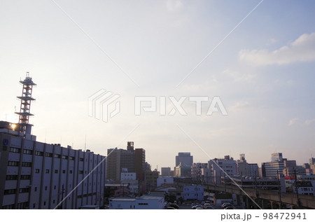 冬の夕方の静かな街並みの風景 冬の夕方の静かな街並みの風景 98472941
