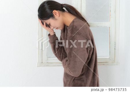 頭痛 悩む 女性 頭痛 悩む 女性 98473735