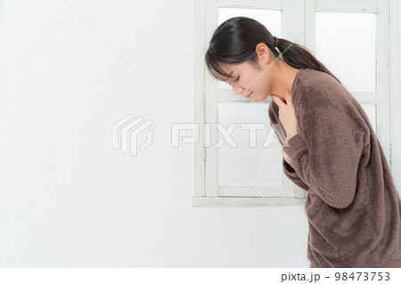 喉 胸 苦しい 女性 喉 胸 苦しい 女性 98473753