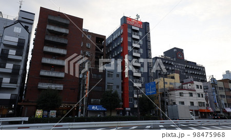 宿泊料金が安いホテル（元簡易宿泊所）が並ぶ大阪市西成区の風景 98475968
