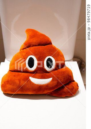 排便のイメージ トイレに置かれたウンコをデザインしたおもちゃ 排便のイメージ トイレに置かれたウンコをデザインしたおもちゃ 98479719