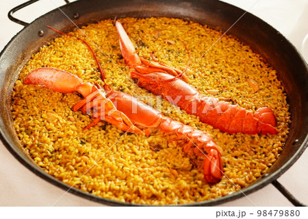 スペイン料理　ロブスターのパエリア 98479880