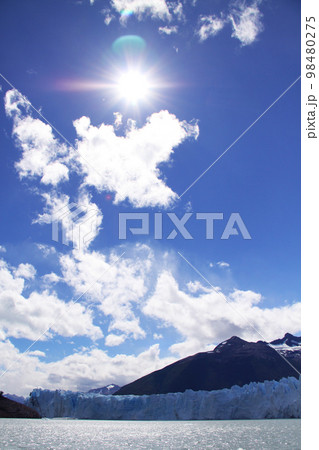 パタゴニアの氷河と青空と太陽　アルゼンチン 98480275