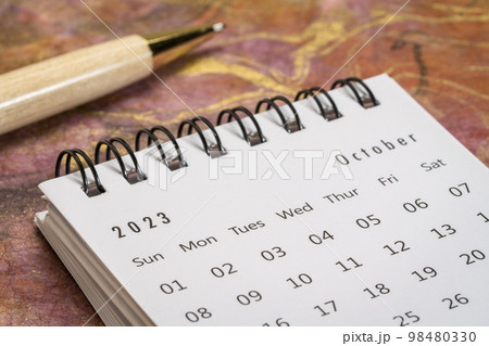 October 2023 - desktop calendar 98480330