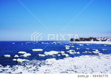 3月の能取岬とオホーツク海　北海道 98480770