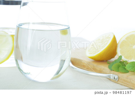 爽やかなレモン水 98481197