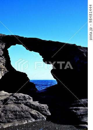 三浦半島　城ヶ島海岸馬の背同門の風景 98481444