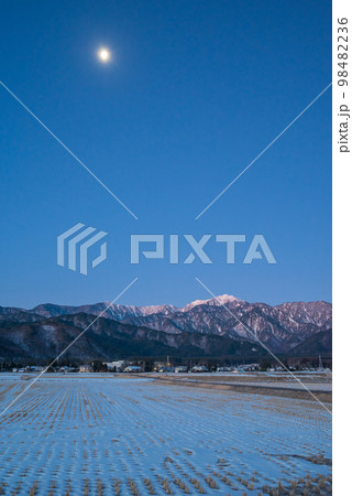 【夜明け前】月と餓鬼岳【大糸線沿線】 98482236