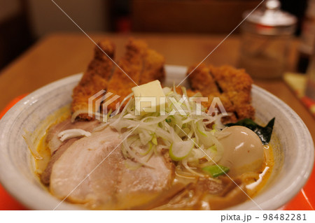 とんかつの入った味噌カレー牛乳ラーメン(青森県十和田市)横構図 とんかつの入った味噌カレー牛乳ラーメン(青森県十和田市)横構図 98482281