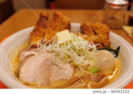 とんかつの入った味噌カレー牛乳ラーメン（青森県十和田市） 98482282