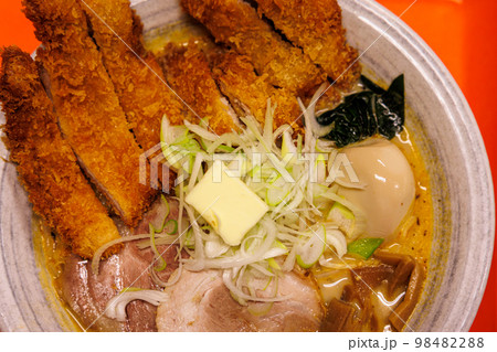とんかつの入った味噌カレー牛乳ラーメン（青森県十和田市） 98482288