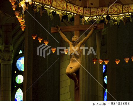 スペイン・バルセロナ サグラダファミリアの十字架磔刑像 / Sagrada Família 98482398