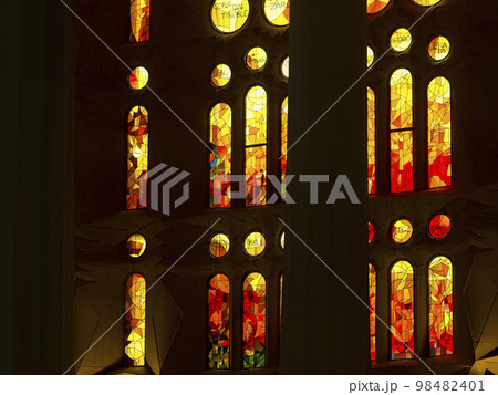 スペイン・バルセロナ サグラダファミリアのステンドグラス窓 / Sagrada Familia 98482401