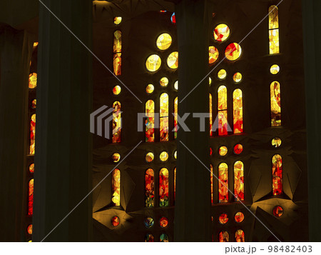 スペイン・バルセロナ サグラダファミリアのステンドグラス窓 / Sagrada Familia 98482403