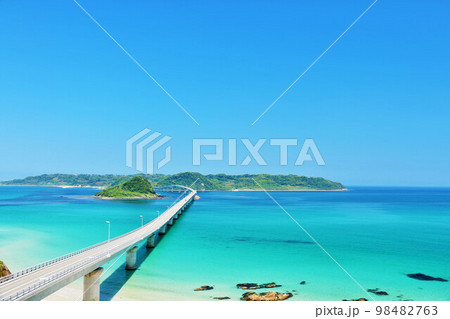 山口県 青空と青い海の角島大橋 山口県 青空と青い海の角島大橋 98482763