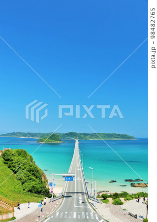 山口県　青空と青い海の角島大橋 98482765
