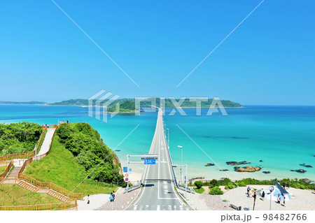 山口県　青空と青い海の角島大橋 98482766