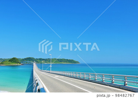 山口県　青空の角島大橋 98482767