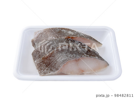 食品トレーに入った銀だらの切り身【白背景・切り抜き】 食品トレーに入った銀だらの切り身【白背景・切り抜き】 98482811