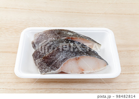 食品トレーに入った銀だらの切り身 98482814