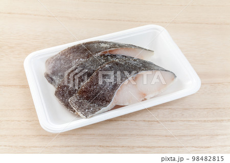 食品トレーに入った銀だらの切り身 食品トレーに入った銀だらの切り身 98482815