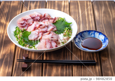 日本の刺し身 和食イメージ 日本の刺し身 和食イメージ 98482850