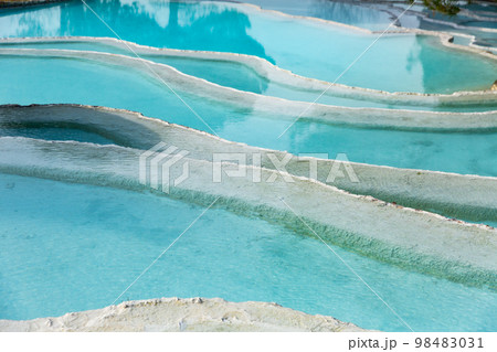Natural travertine pools and terraces in Pamukkale 98483031