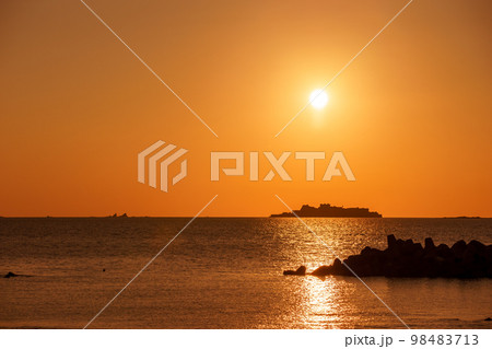 夕暮れの軍艦島 長崎の世界遺産 夕暮れの軍艦島 長崎の世界遺産 98483713