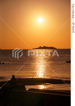軍艦島と夕陽 長崎の世界遺産 軍艦島と夕陽 長崎の世界遺産 98483762