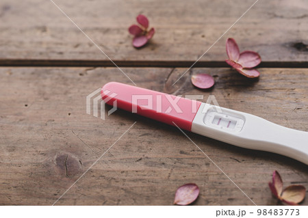 妊娠検査薬の写真素材 98483773