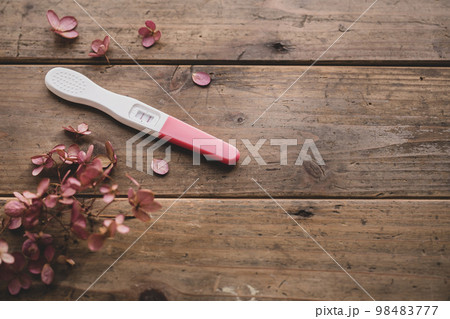 妊娠検査薬の写真素材 妊娠検査薬の写真素材 98483777