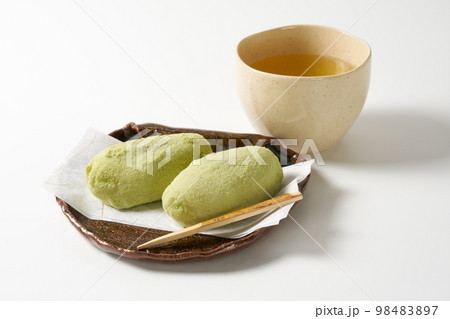 うぐいす餅を白バックで 98483897