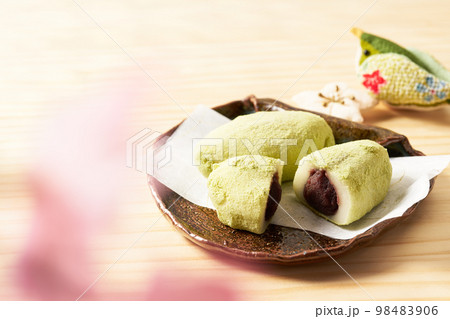 うぐいす餅を木目バックで 98483906