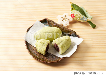 うぐいす餅を木目バックで うぐいす餅を木目バックで 98483907