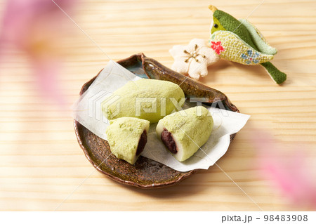 うぐいす餅を木目バックで うぐいす餅を木目バックで 98483908