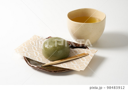 草餅を白バックで 98483912
