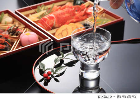 おせちと日本酒 98483945