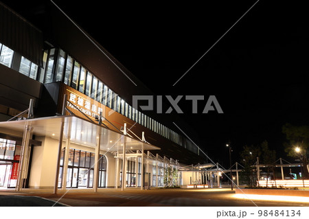 夜の武雄温泉駅にて（南口/御船山口駅舎） 98484134