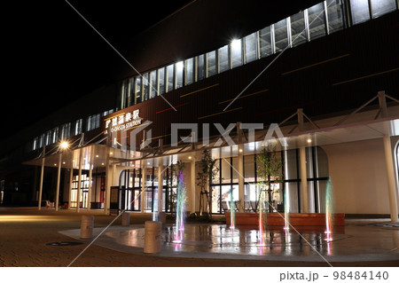 夜の武雄温泉駅にて（南口/御船山口駅舎） 98484140