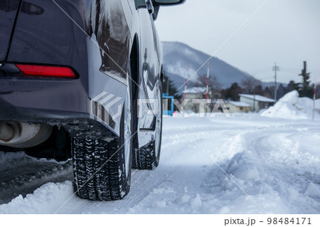 冬の道路　運転　雪　スタッドレスタイヤ　イメージ 98484171