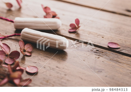 タンポン　生理用品の写真素材 98484313