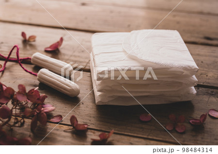 生理用ナプキンとタンポン　生理用品の写真素材 98484314