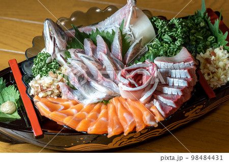 日本の刺し身　姿つくり　和食イメージ 98484431